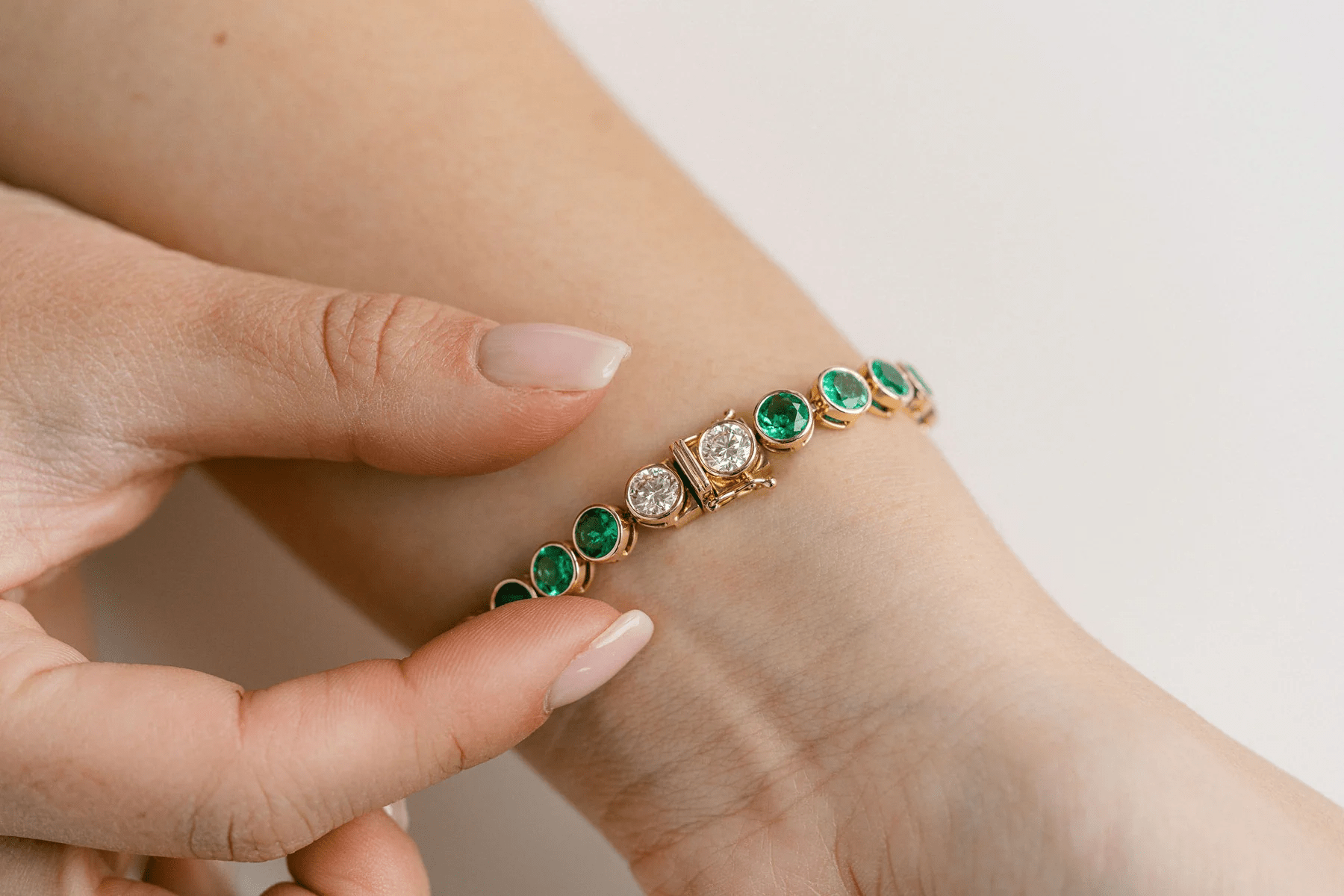 The Ultimate Guide to Emerald Bracelets: Timeless Elegance That Never Goes Out of Style - MH ELEGANCE