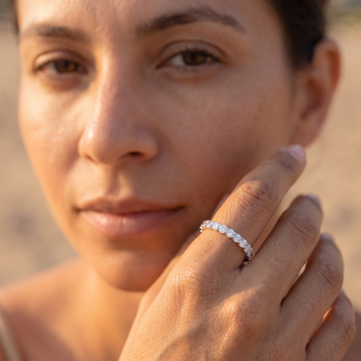 Anillo de eternidad Lyra con diamantes creados en laboratorio