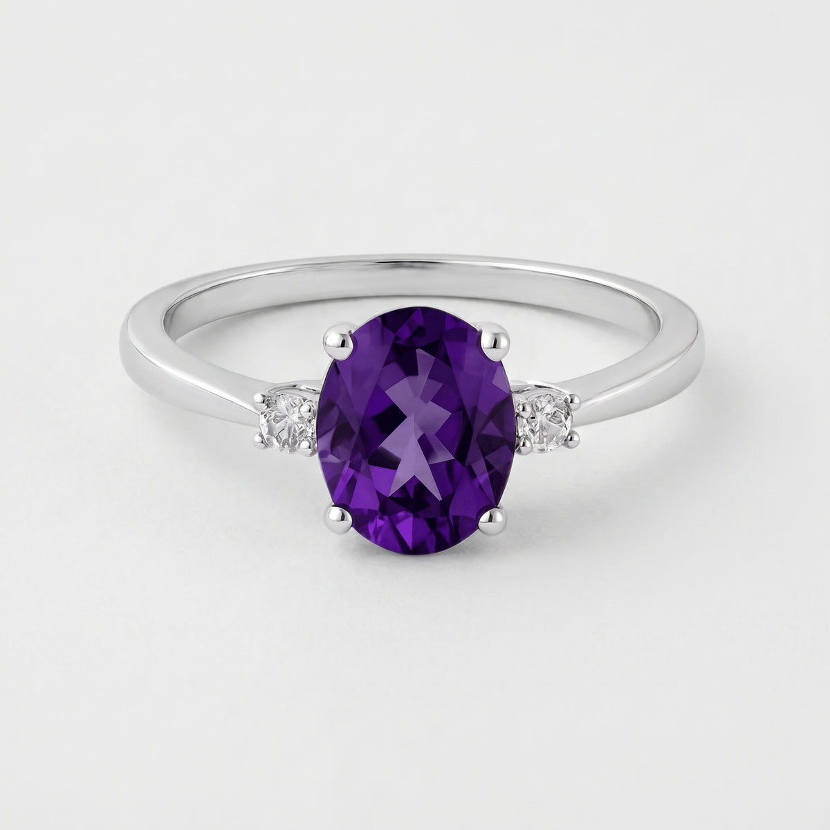 Anillo Mira de amatista de tres piedras