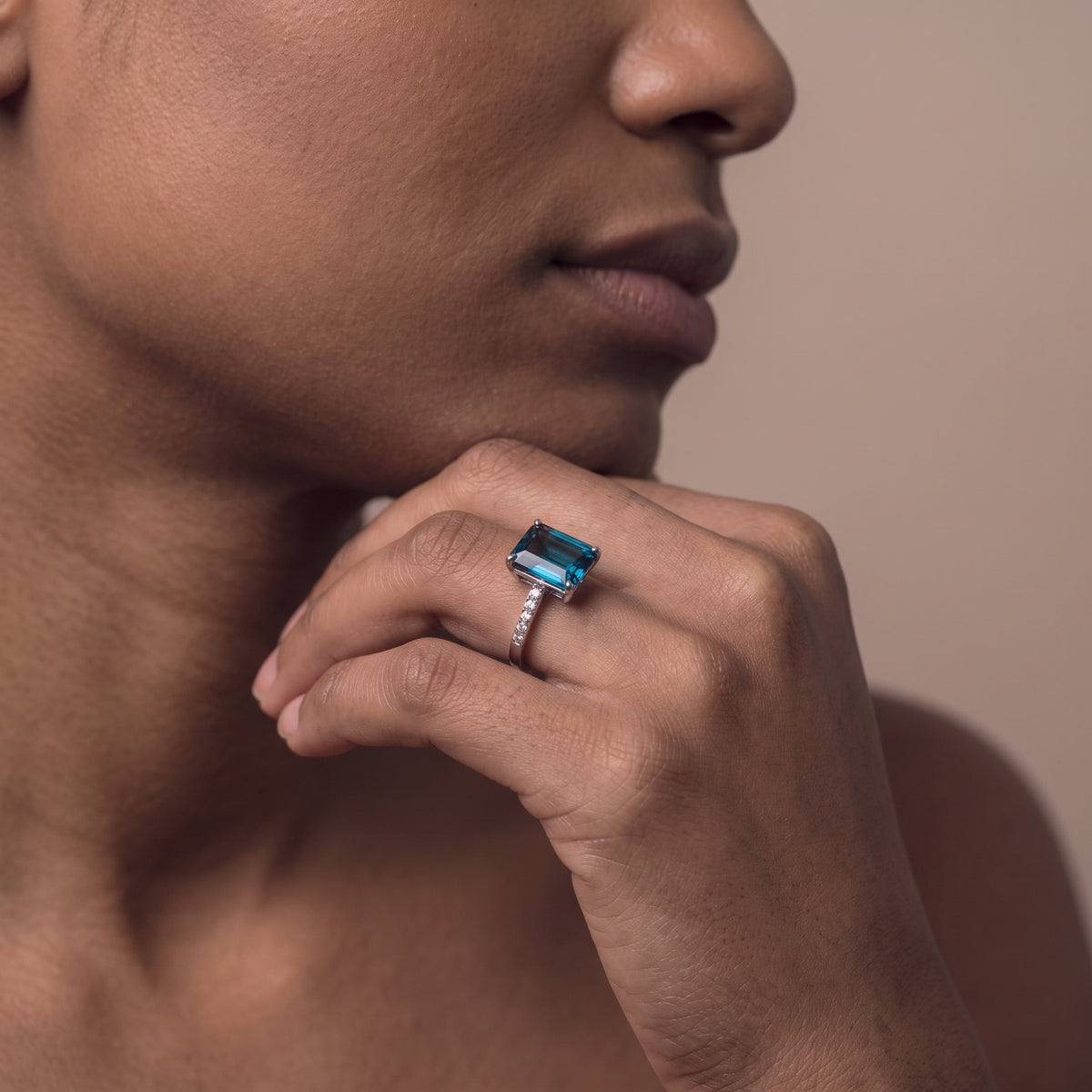 Bague de fiançailles auréole en moissanite bleu persan | Métal précieux