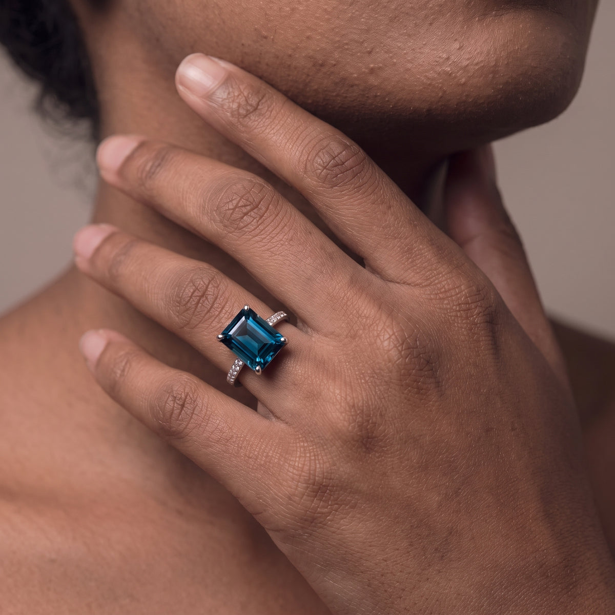 Bague de fiançailles auréole en moissanite bleu persan | Métal précieux