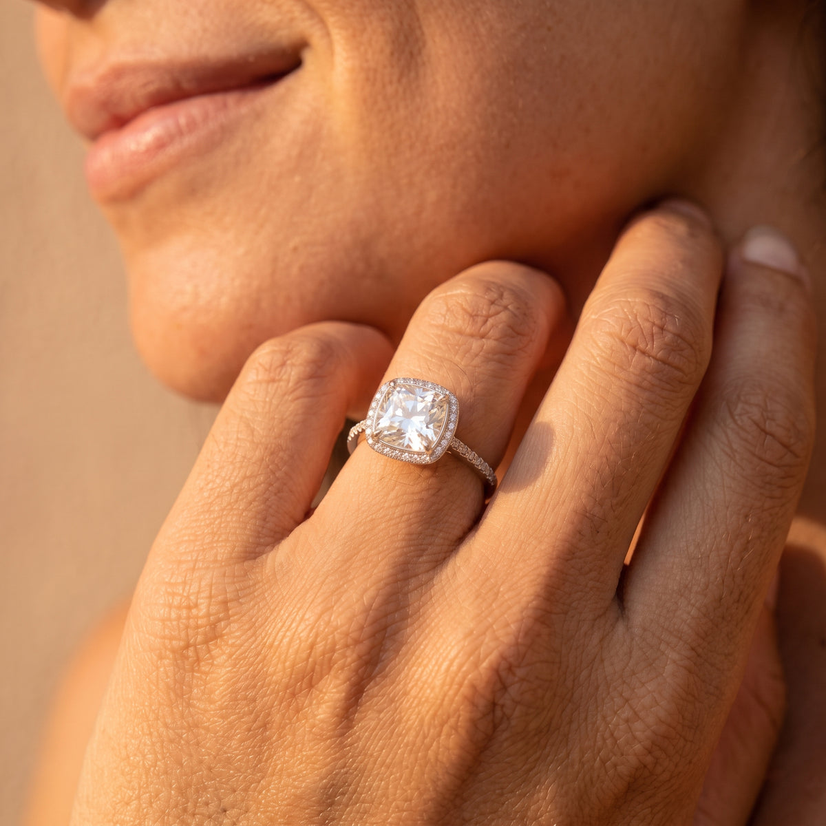 Anillo de halo con moissanita talla cojín