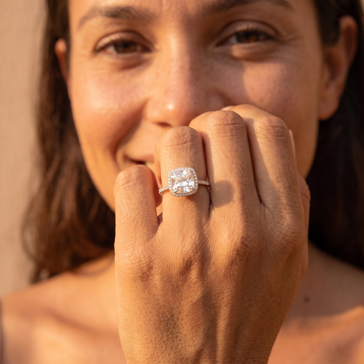 Anillo de halo con moissanita talla cojín
