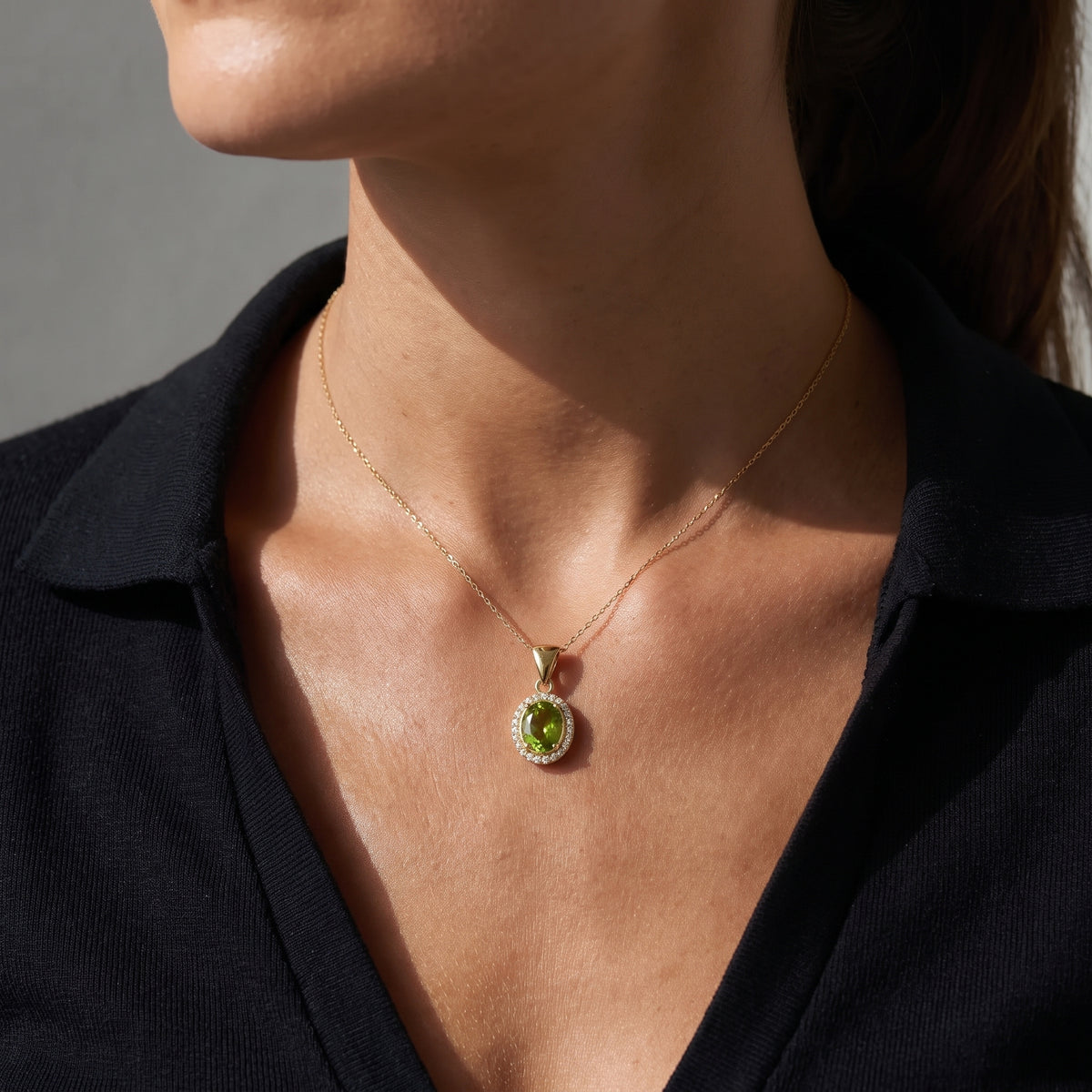 Collar con Colgante de Peridoto Ovalado con Halo