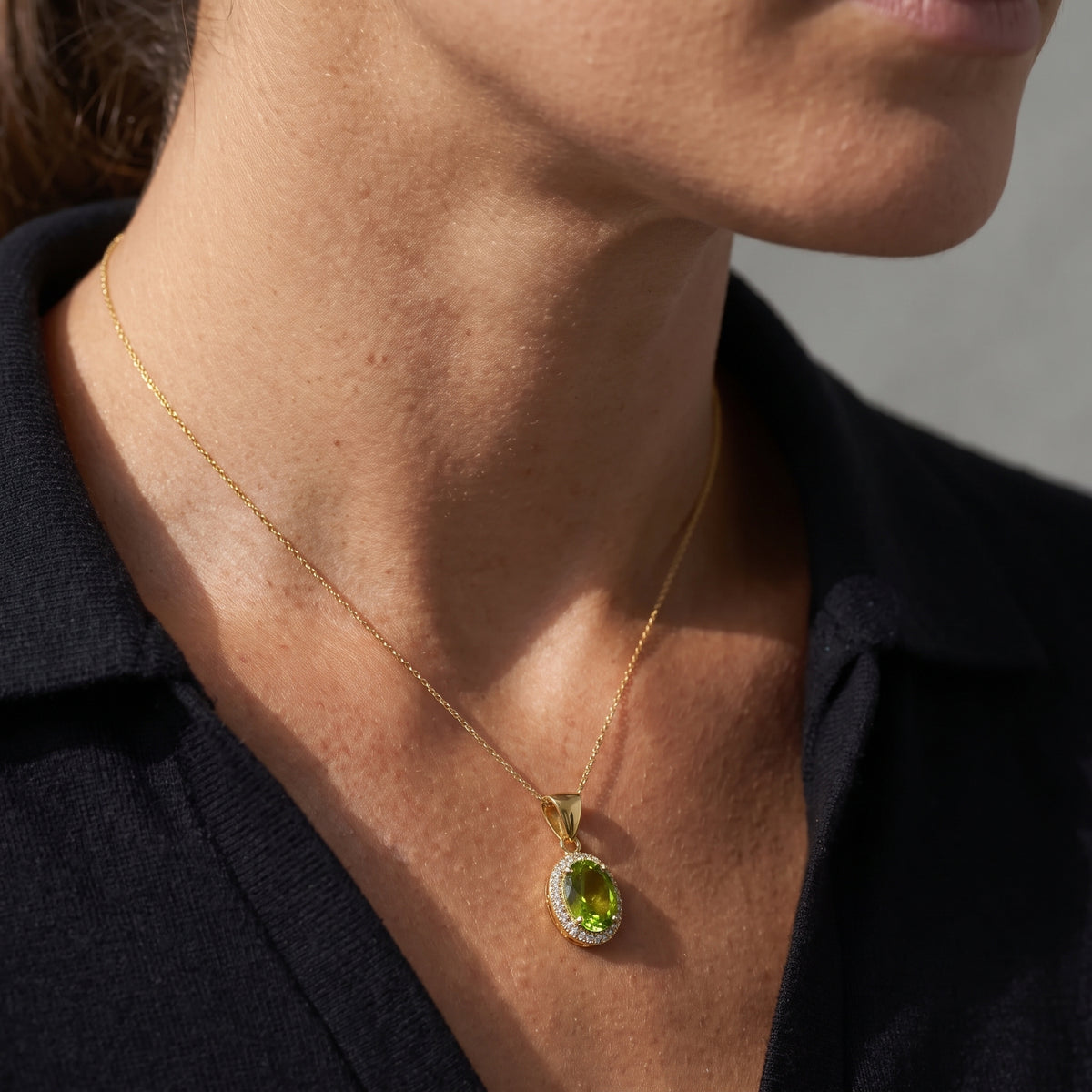 Collar con Colgante de Peridoto Ovalado con Halo