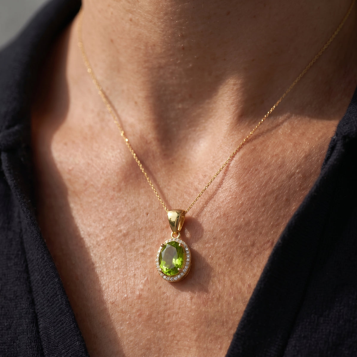 Collar con Colgante de Peridoto Ovalado con Halo