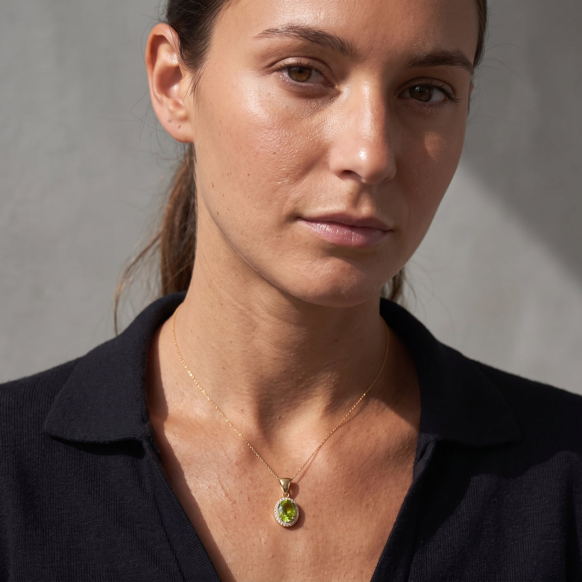Collar con Colgante de Peridoto Ovalado con Halo