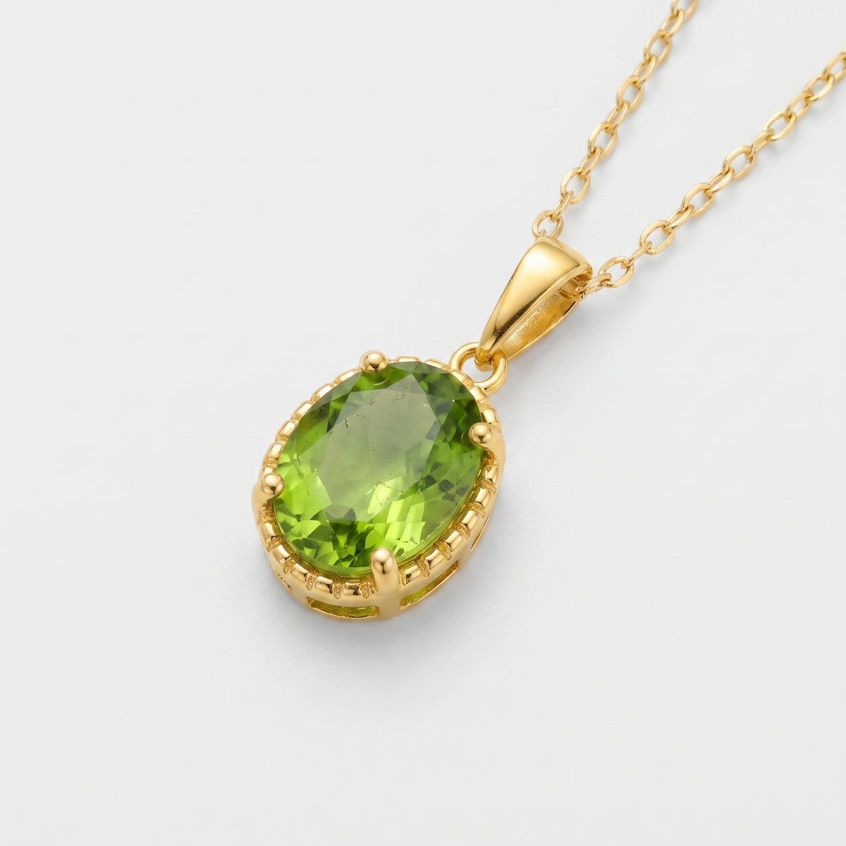 Collar con colgante solitario de peridoto ovalado