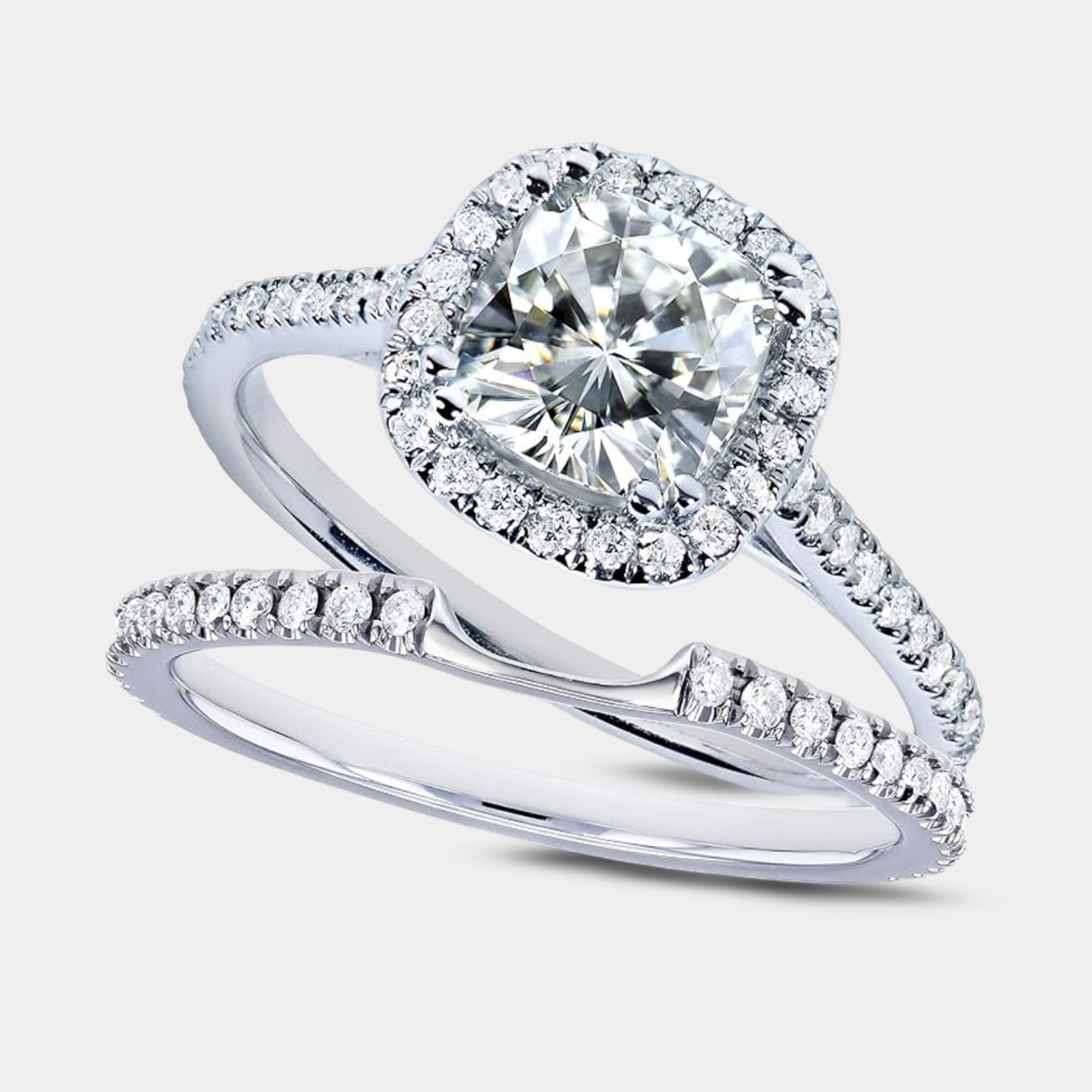 Conjunto de anillos de novia con halo de moissanita y diamantes