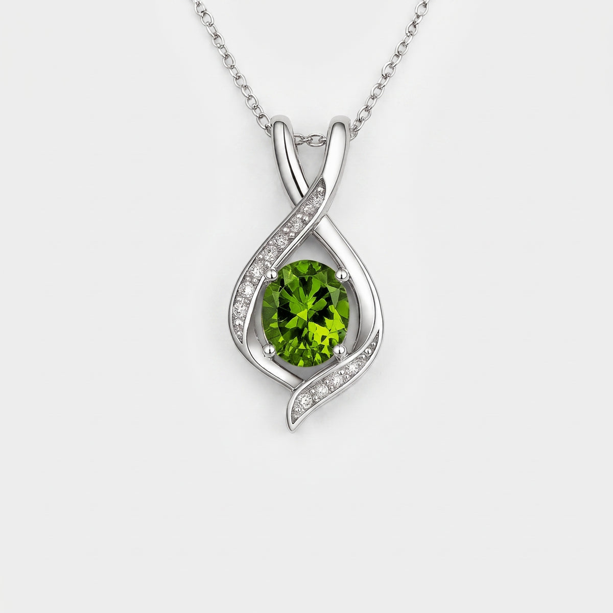Collar con colgante de peridoto de talla ovalada
