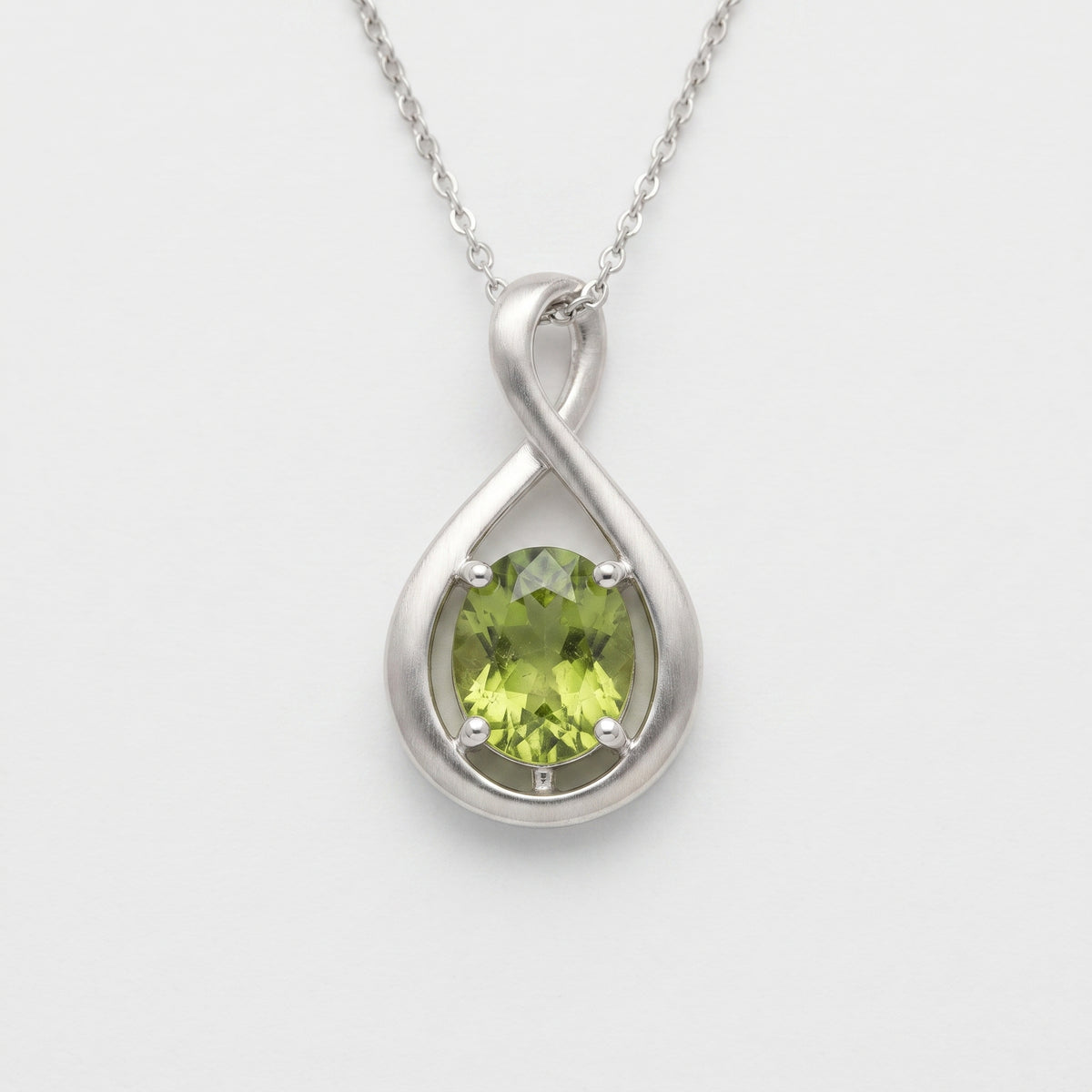 Collar con colgante de peridoto infinito