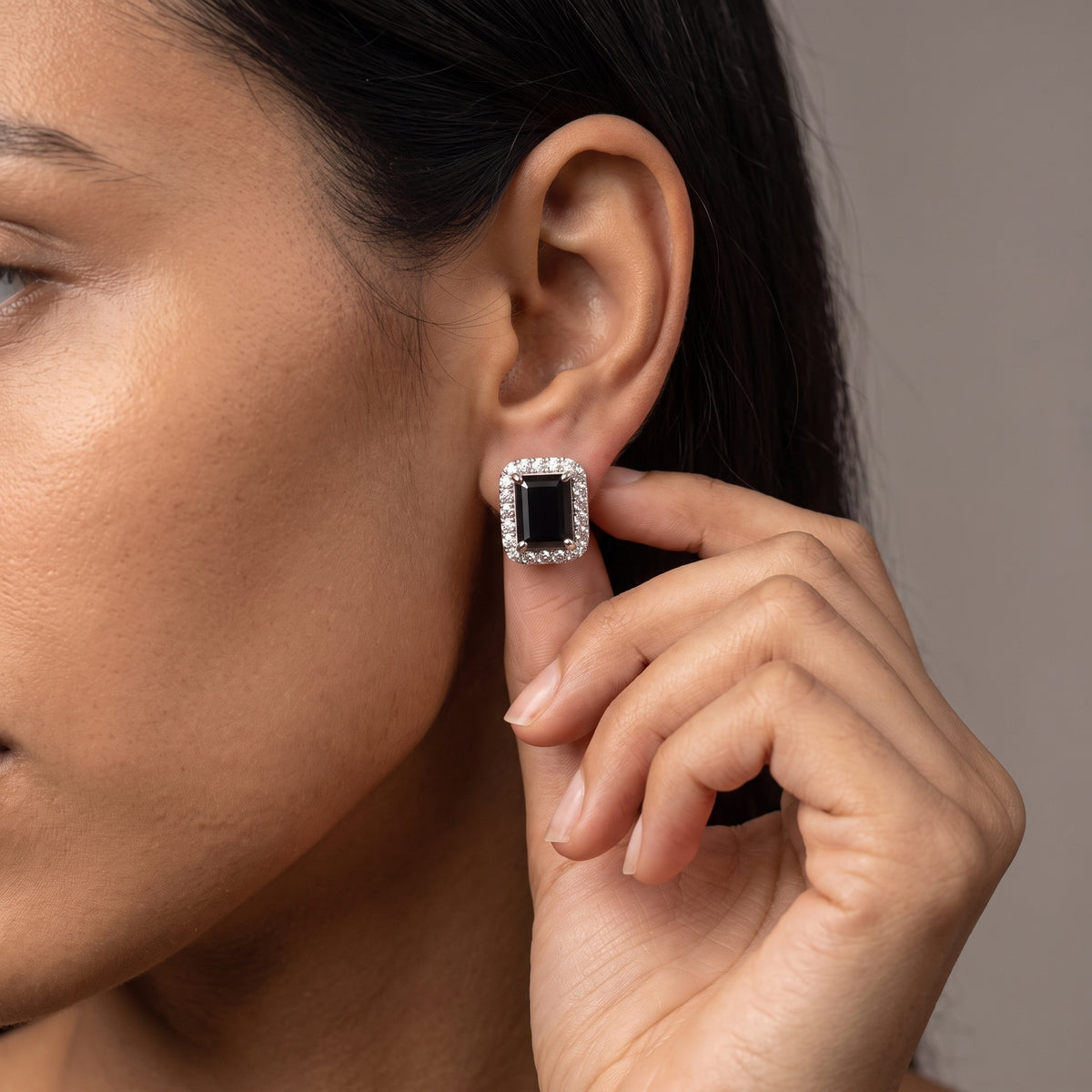 Clous d'oreilles halo en onyx taille émeraude