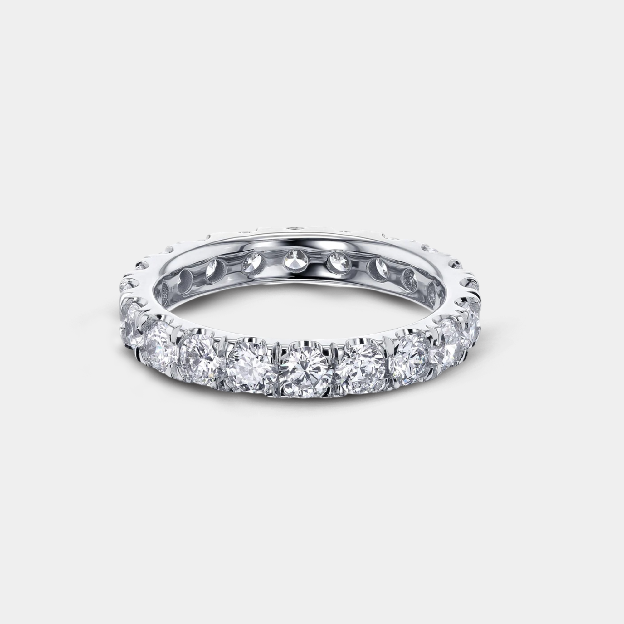 Anillo de eternidad de diamantes en oro blanco