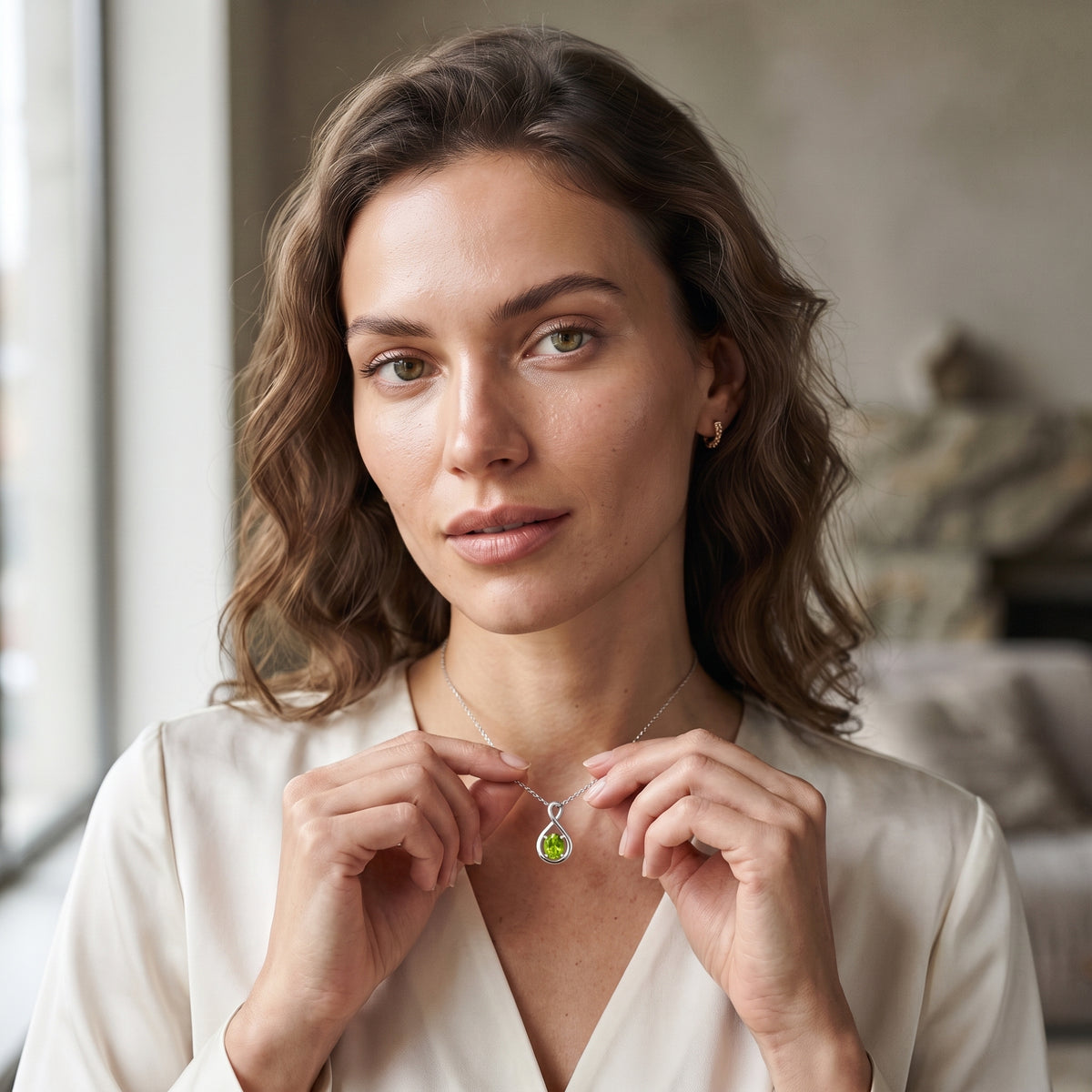 Collar con colgante de peridoto infinito