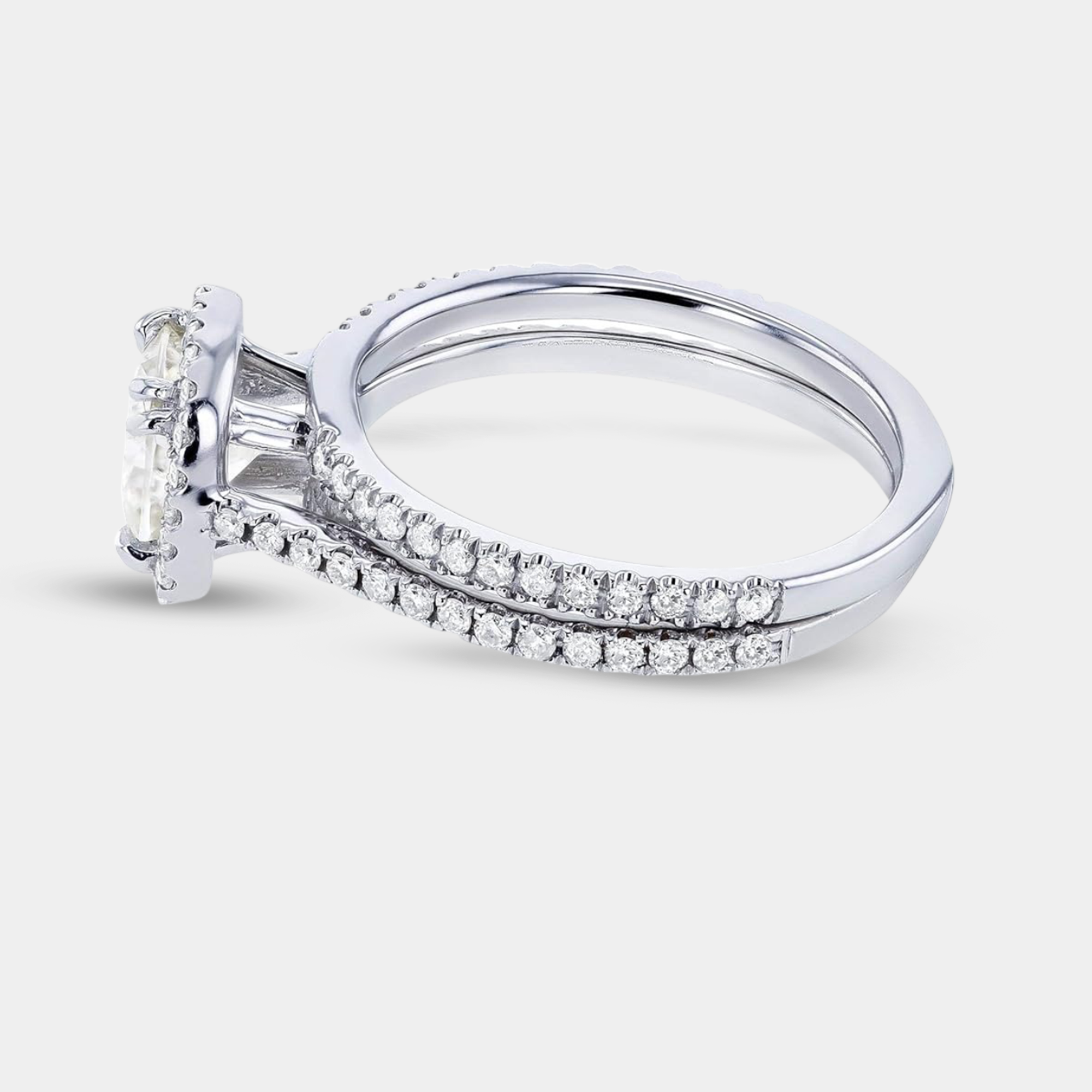 Conjunto de anillos de novia con halo de moissanita y diamantes