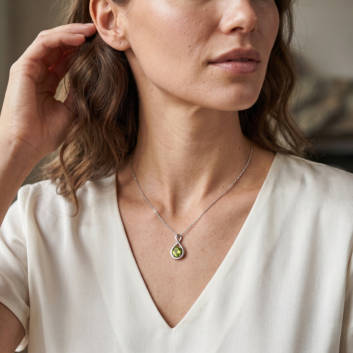 Collar con colgante de peridoto infinito
