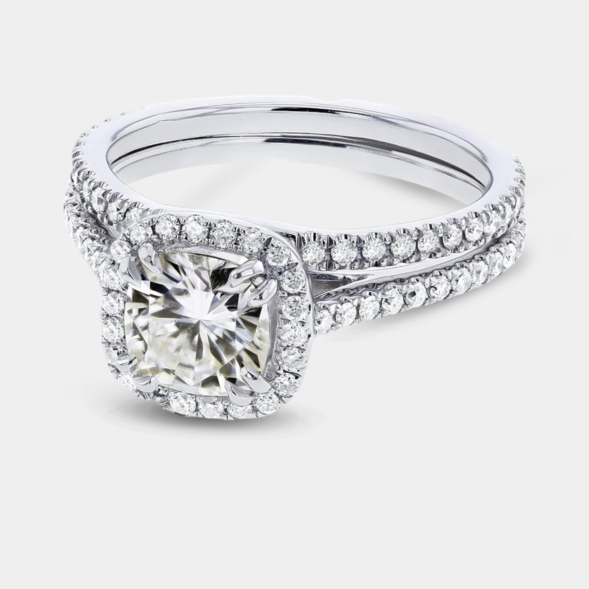 Conjunto de anillos de novia con halo de moissanita y diamantes