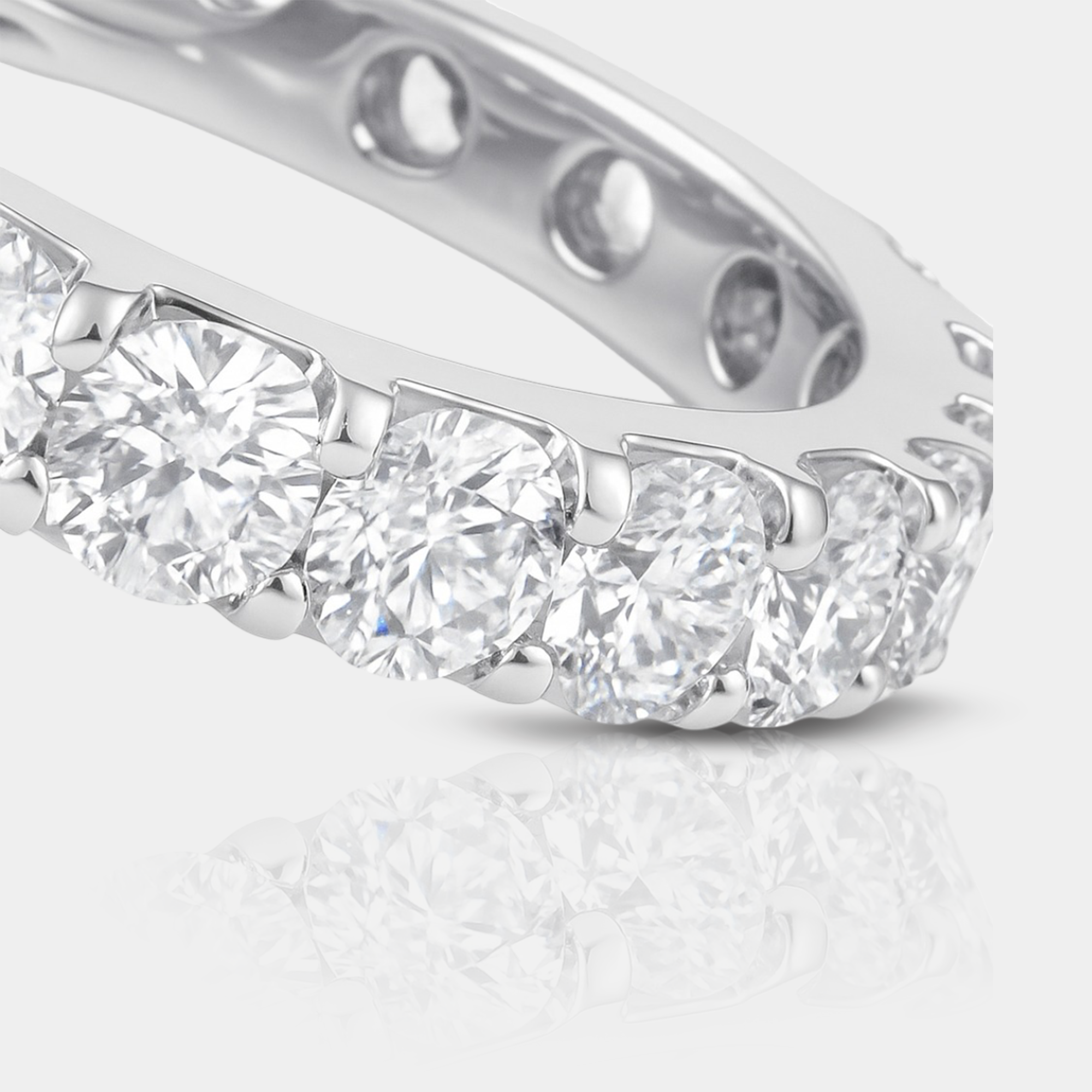 Anillo de eternidad de diamantes en oro blanco