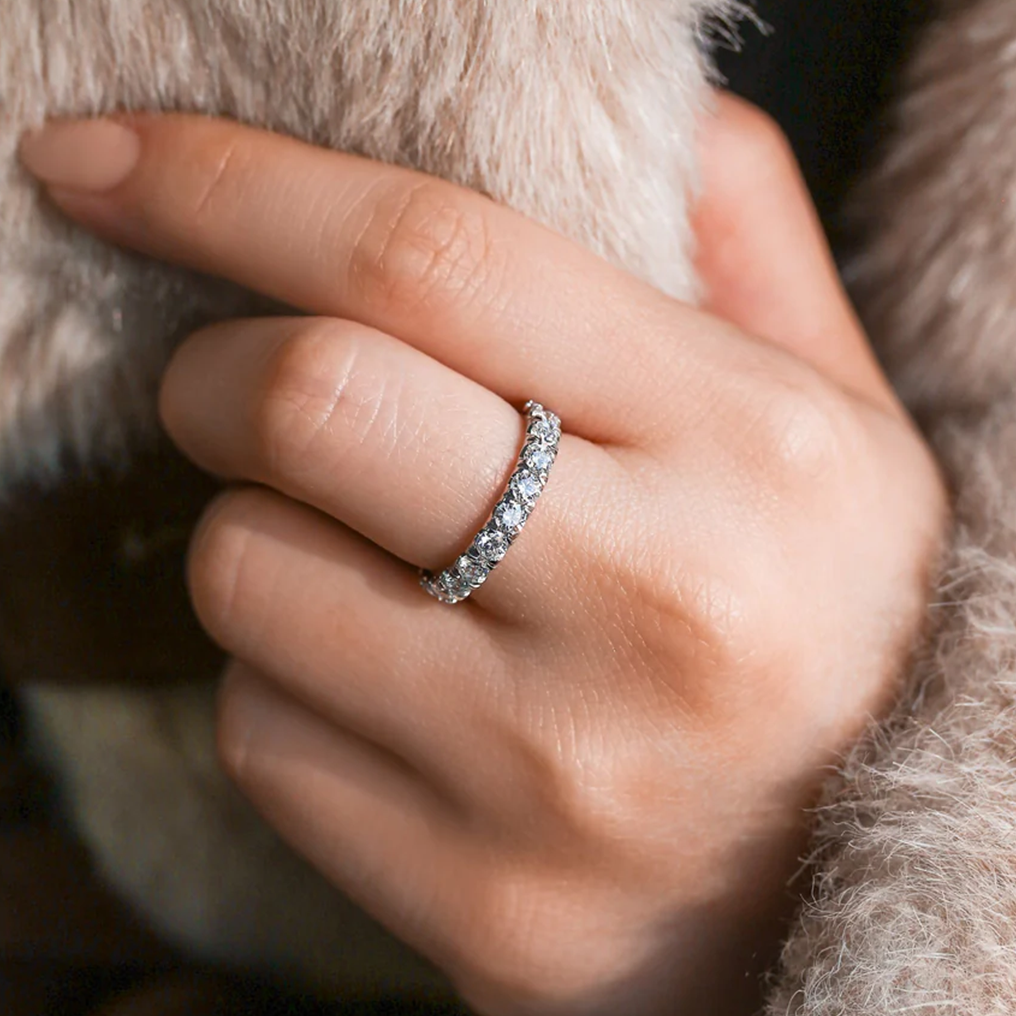Anillo de eternidad de diamantes en oro blanco