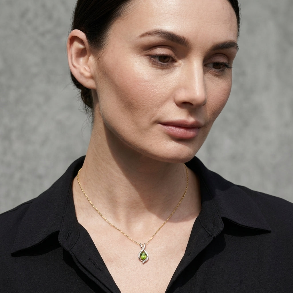 Collar con colgante de peridoto de talla ovalada