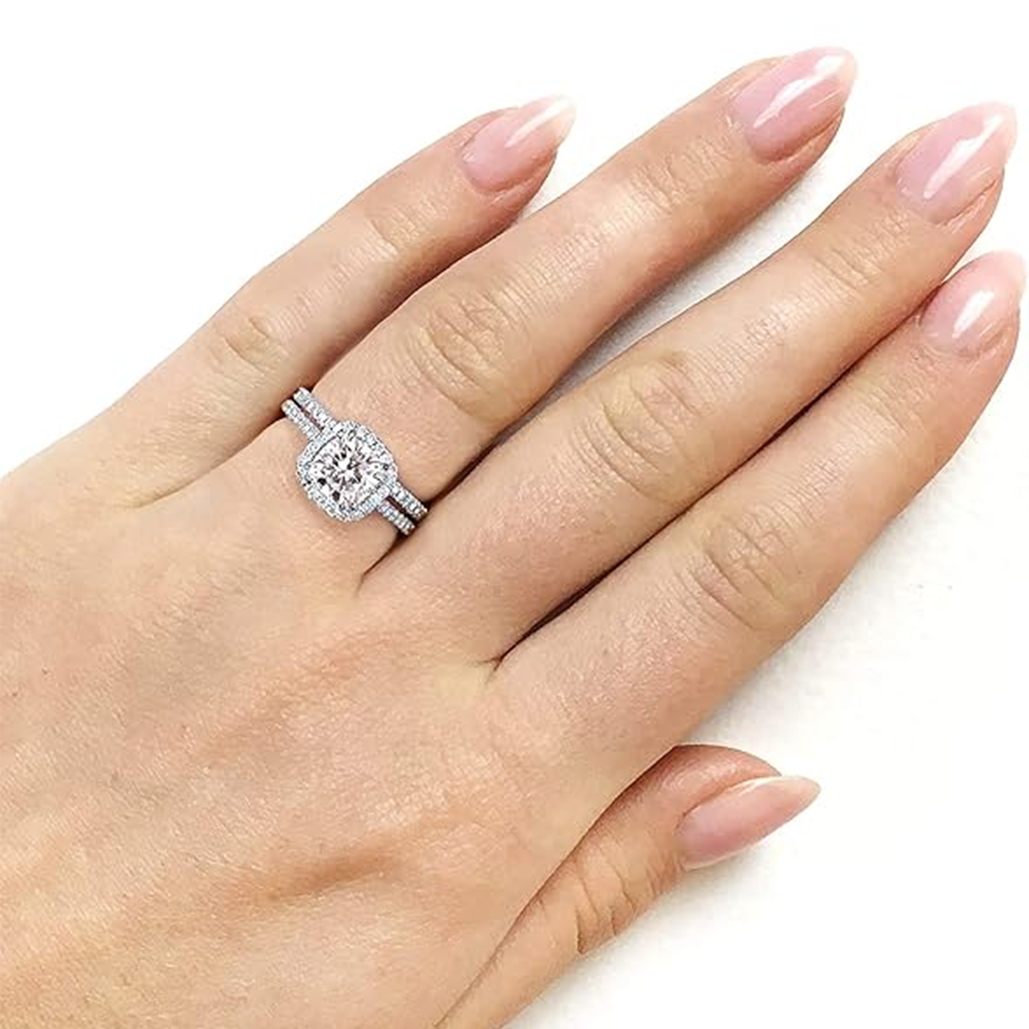 Conjunto de anillos de novia con halo de moissanita y diamantes