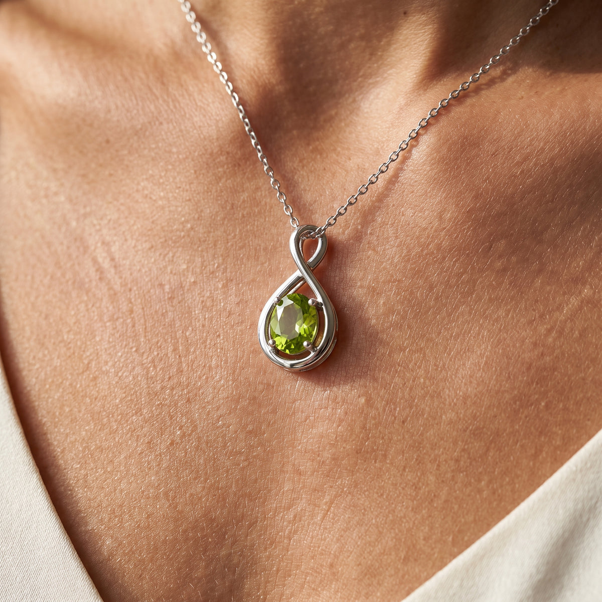 Collar con colgante de peridoto infinito