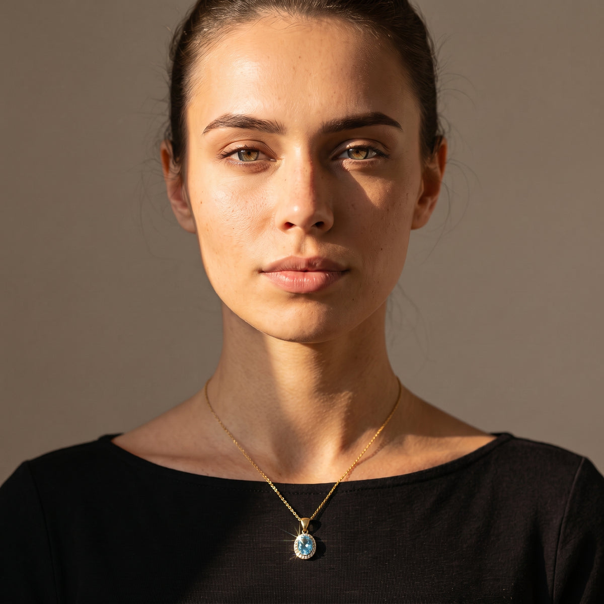 Pendentif halo en topaze bleu ciel
