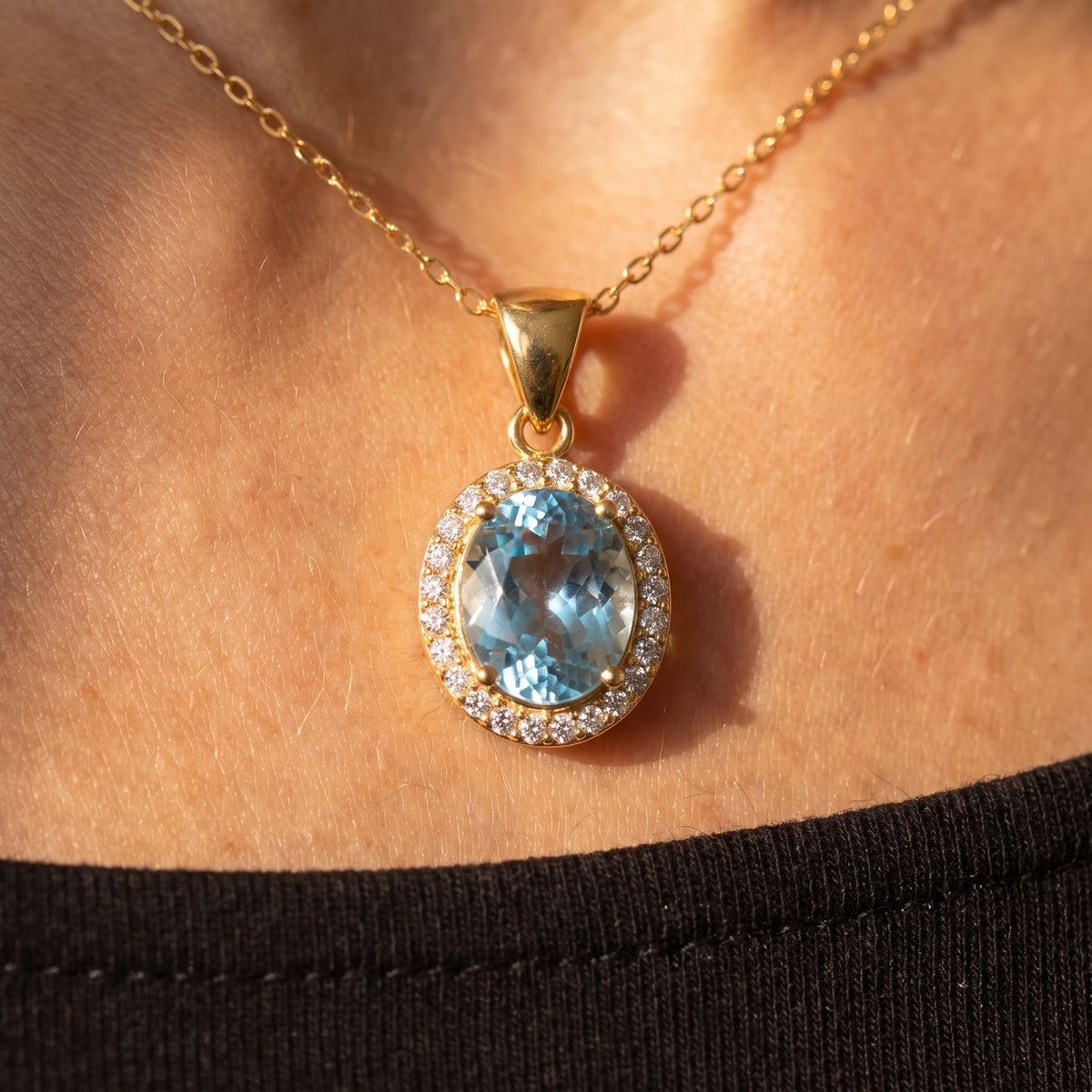 Pendentif halo en topaze bleu ciel