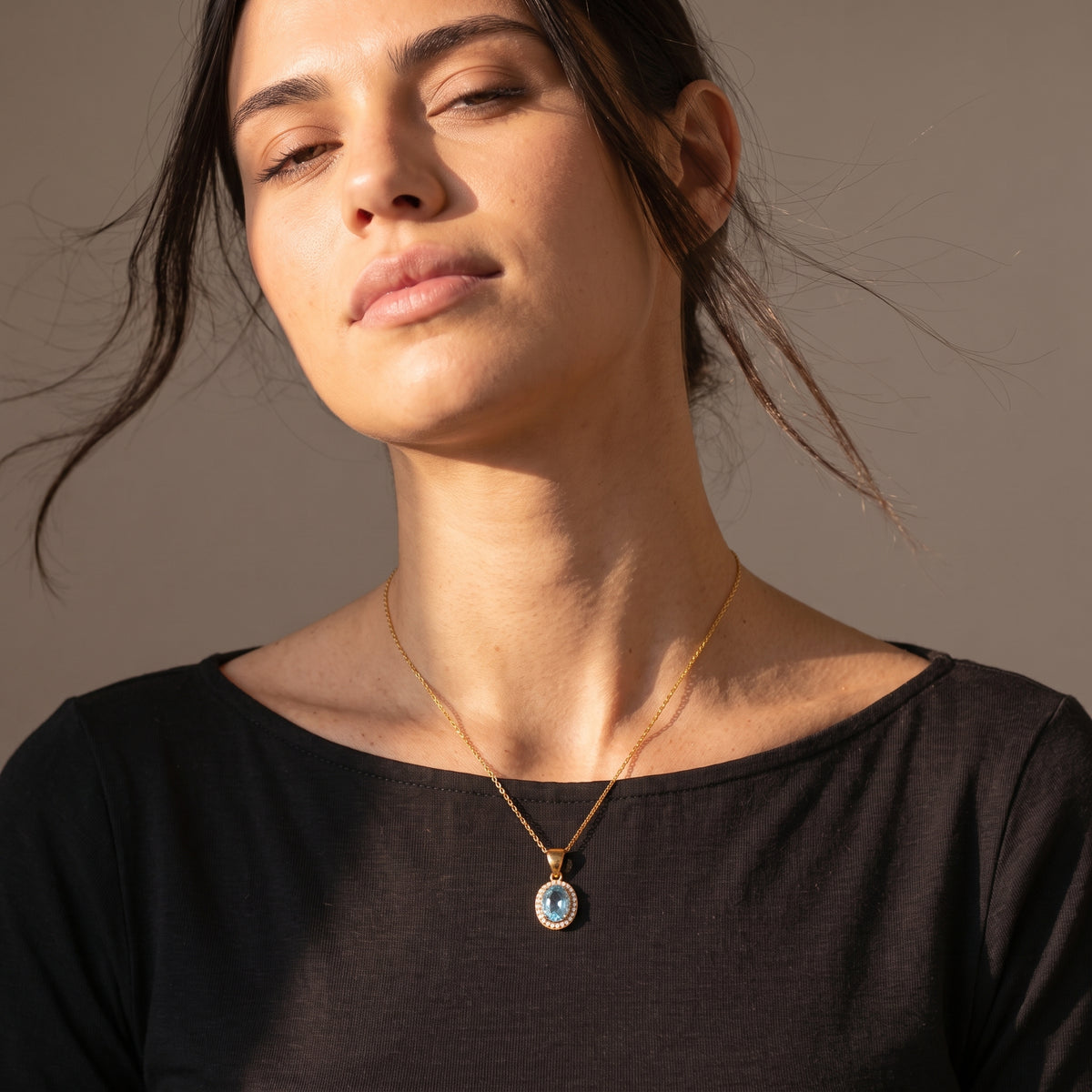 Pendentif halo en topaze bleu ciel