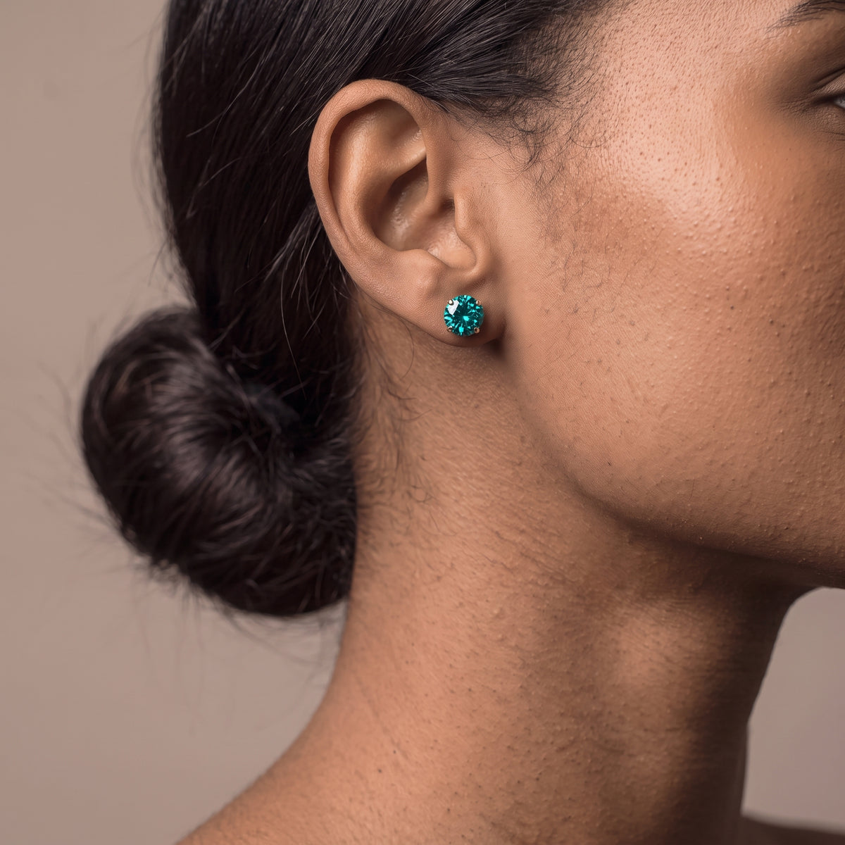 Puces d'oreilles en topaze bleue