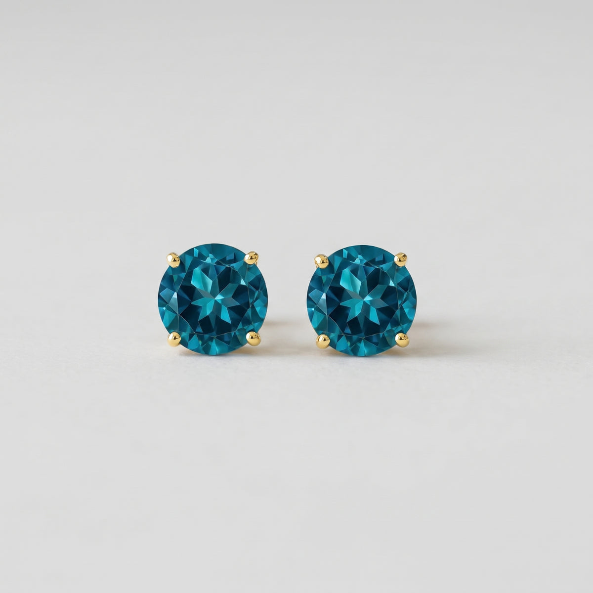 Puces d'oreilles en topaze bleue