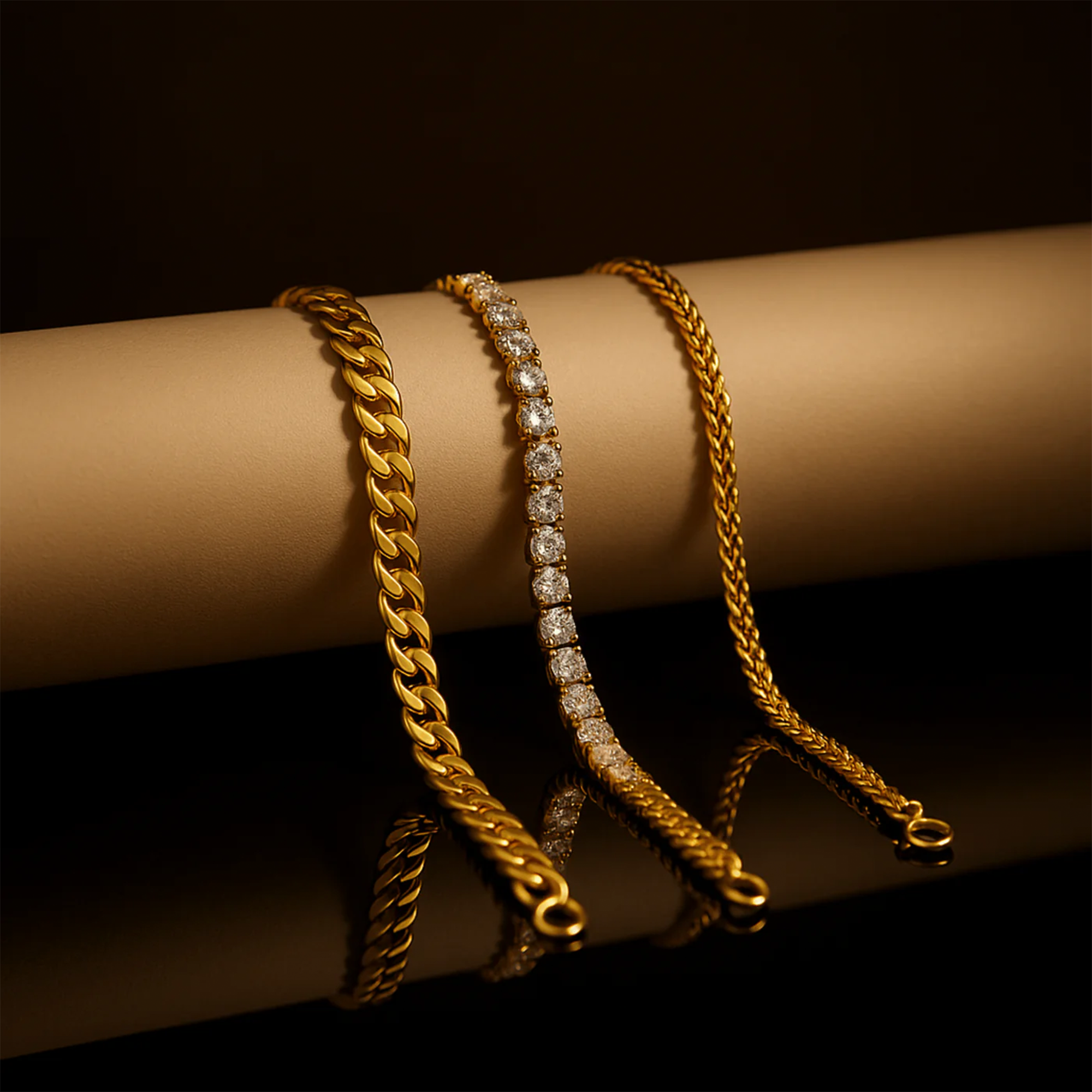 Juego de 3 pulseras con dijes dorados