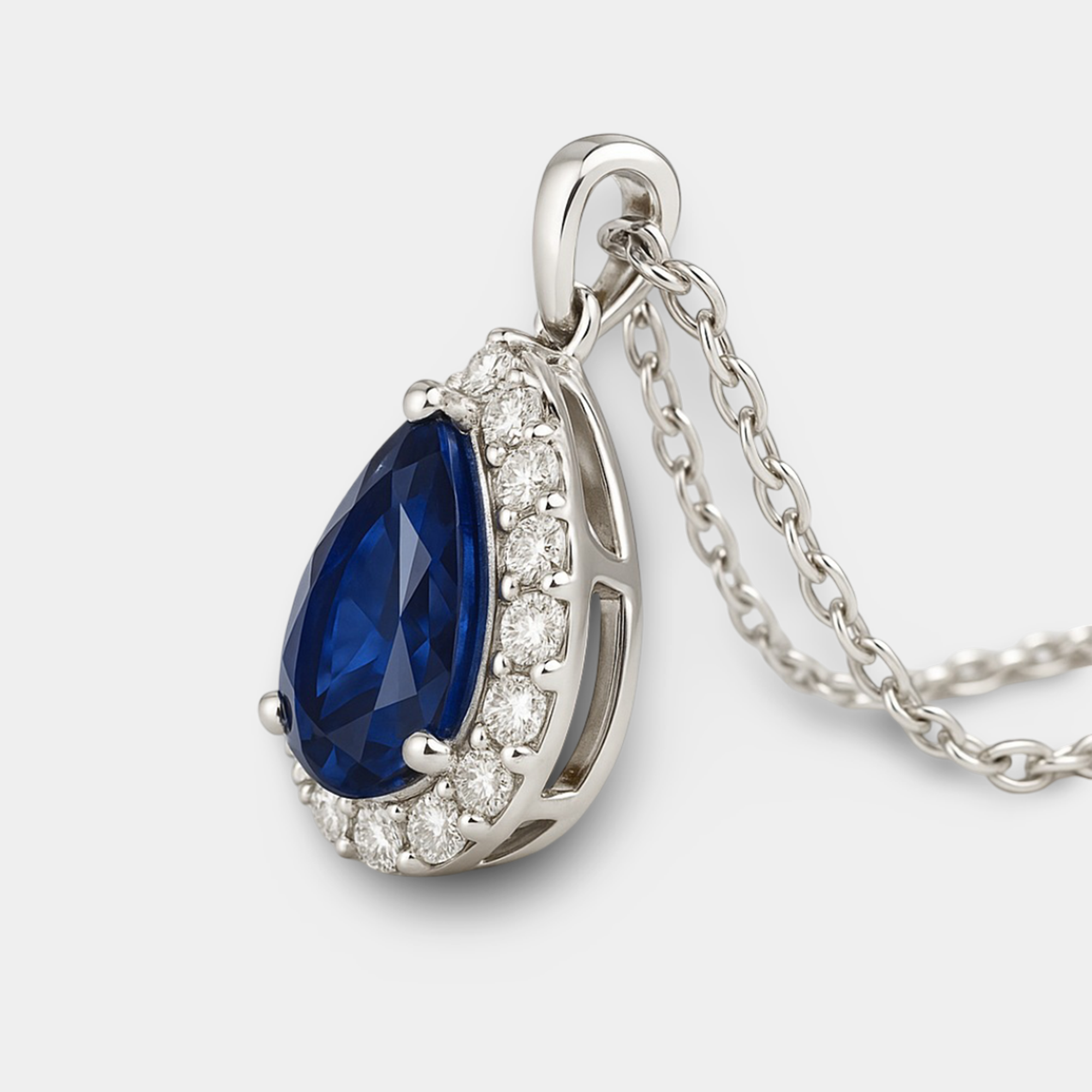 Colgante de zafiro y diamantes en forma de pera