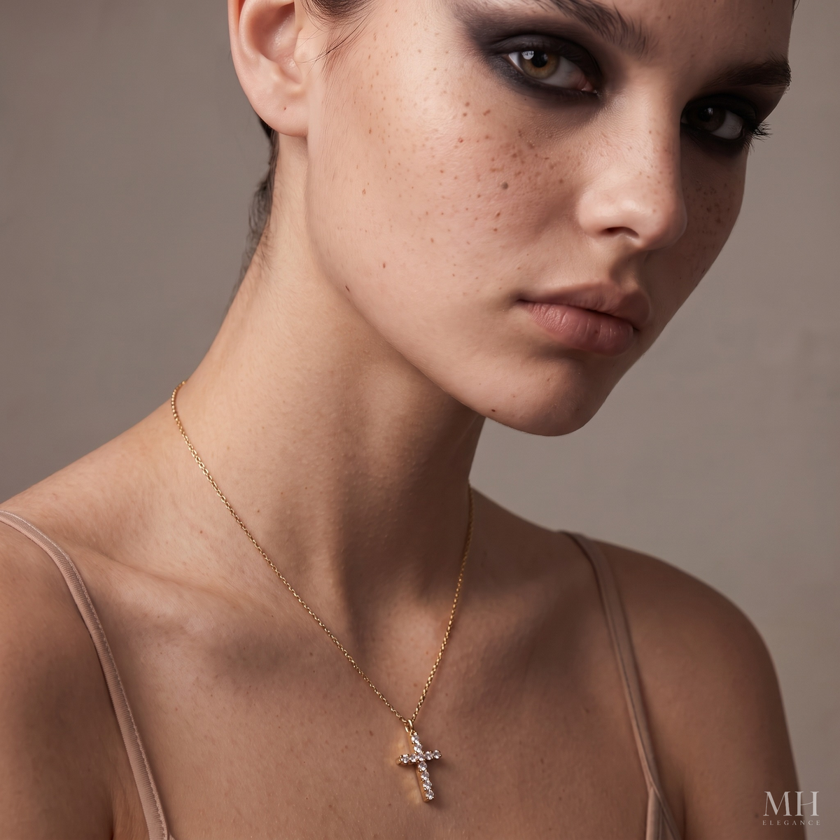 Collier pendentif croix en CZ plaqué or 14 carats | Bijoux de foi spirituelle | Sertis de CZ – MH ELEGANCE