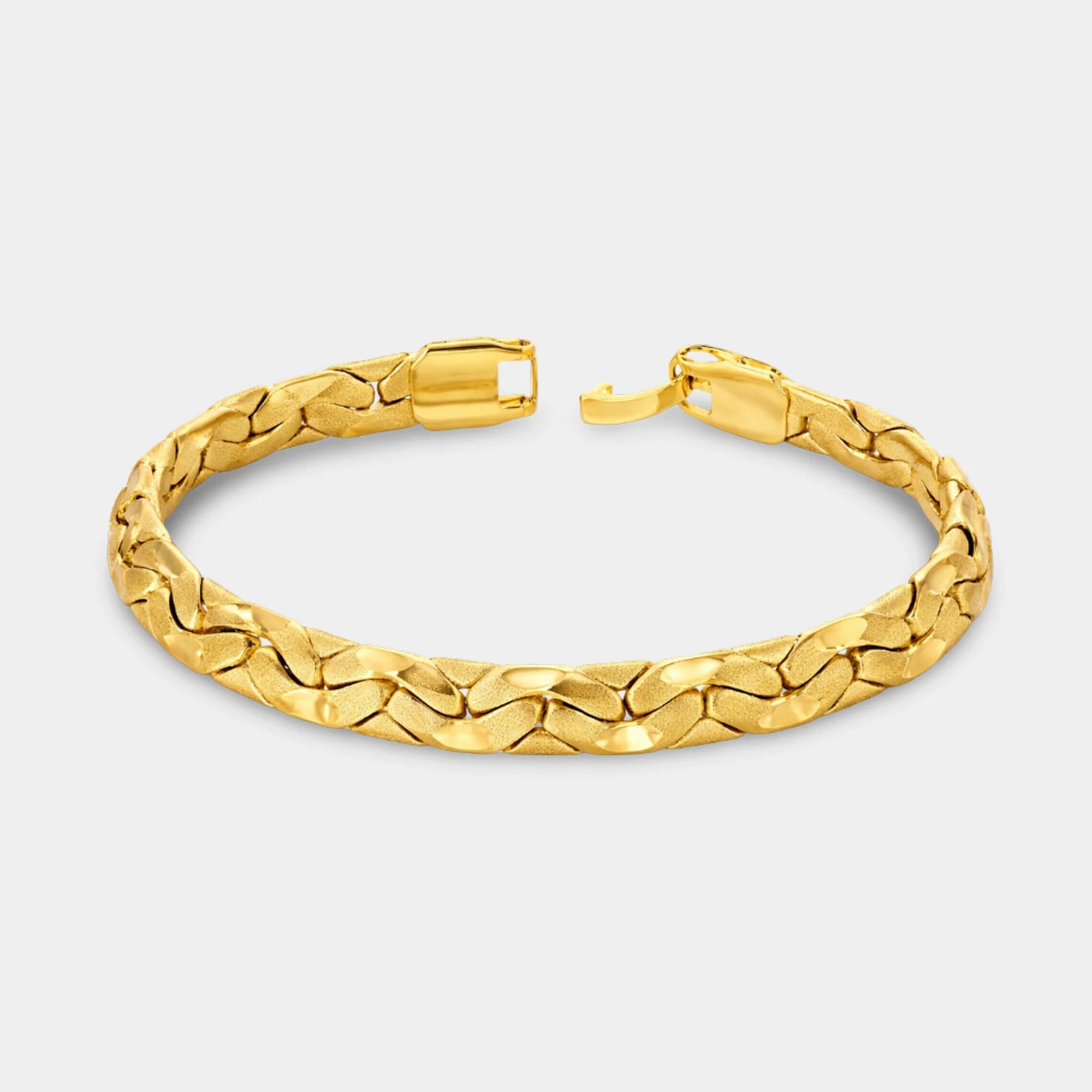 Brushed Riccio bracelet in 7.5mm 24K gold-plated metal laid flat to show the diamond-cut matte links