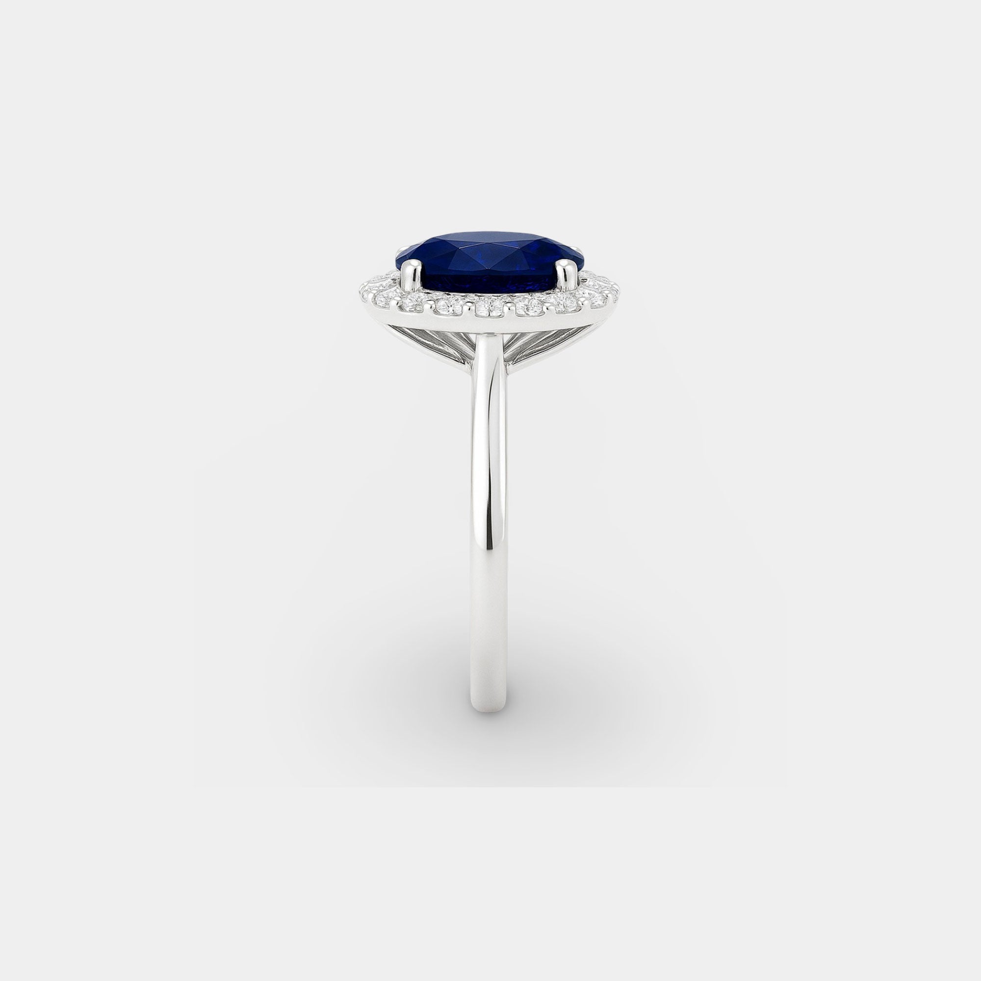 Oval Blue Sapphire & Diamond Halo Ring - MH ELEGANCE - Oval Blue Sapphire & Diamond Halo Ring - MH ELEGANCE -