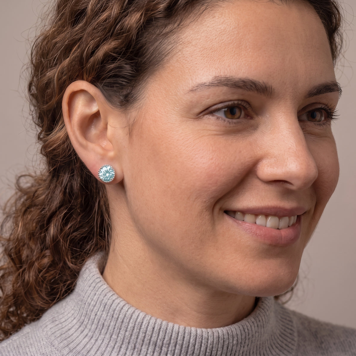 Pendientes de moissanita aguamarina de talla redonda | Piedra creada en laboratorio | Plata de ley – MH ELEGANCE