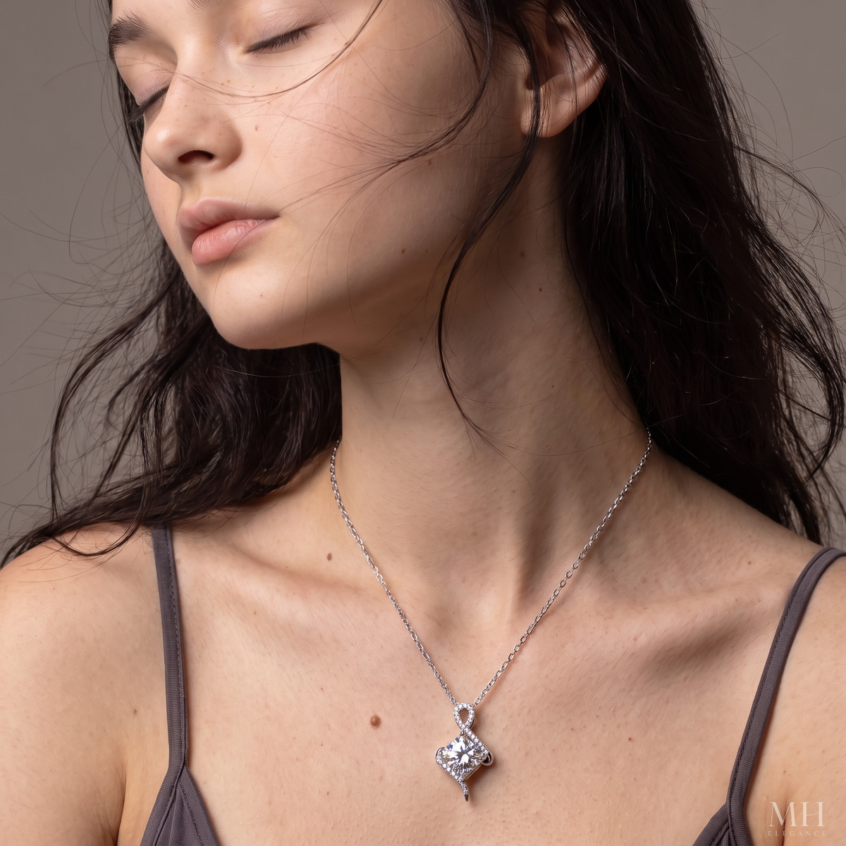 Collar Colgante de Moissanita Celestia Twist