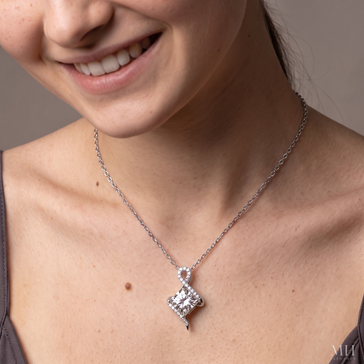 Collar Colgante de Moissanita Celestia Twist