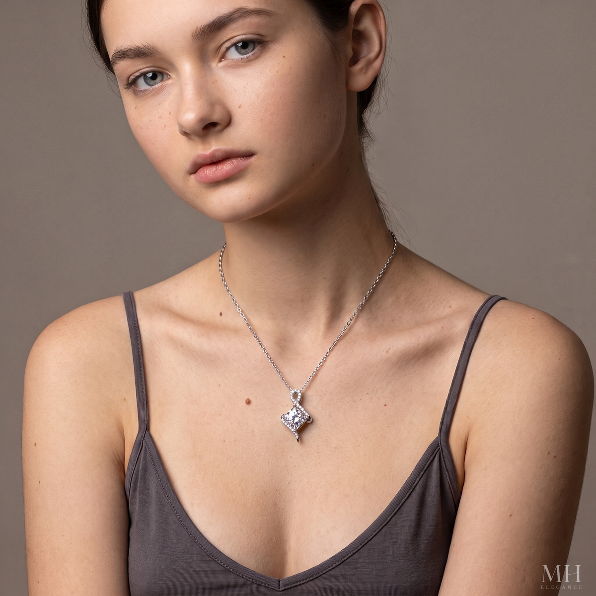 Collar Colgante de Moissanita Celestia Twist
