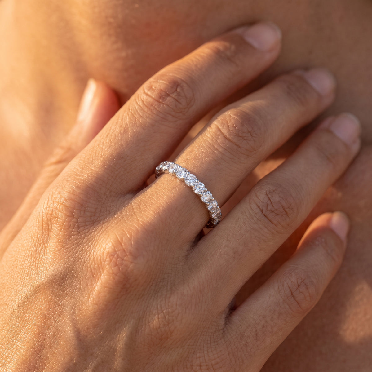 Anillo de eternidad Lyra con diamantes creados en laboratorio