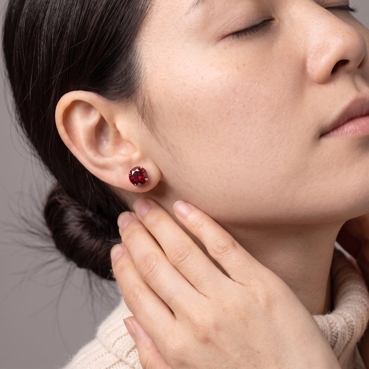 Boucles d'oreilles clous Zira Grenat