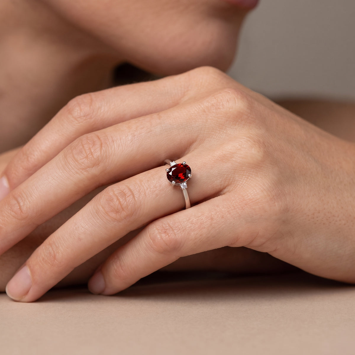 Bague Nira en grenat et diamant