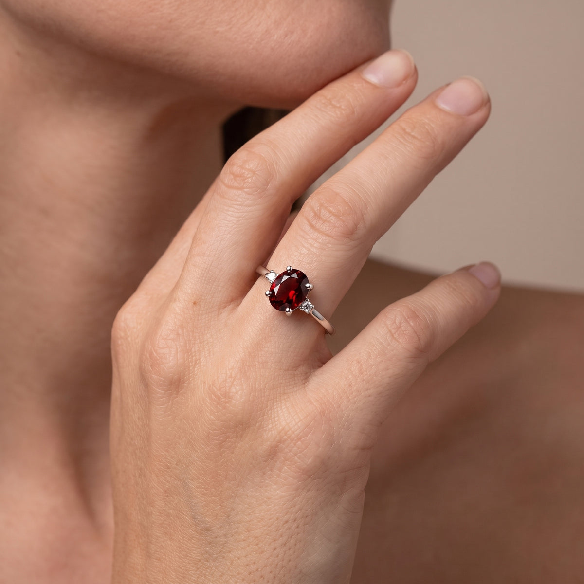 Bague Nira en grenat et diamant