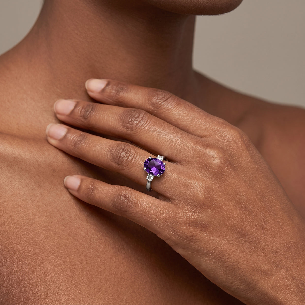 Anillo Mira de amatista de tres piedras