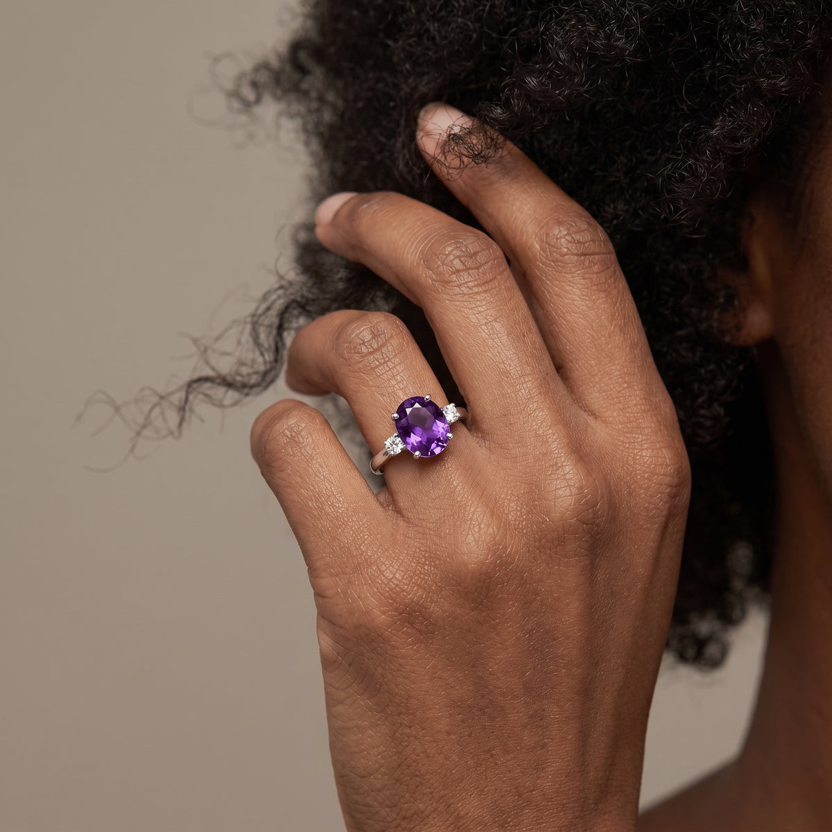 Anillo Mira de amatista de tres piedras