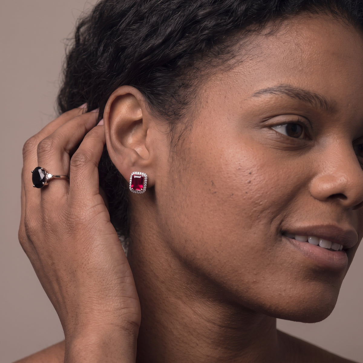 Boucles d'oreilles clous Halo Garnet de Veya