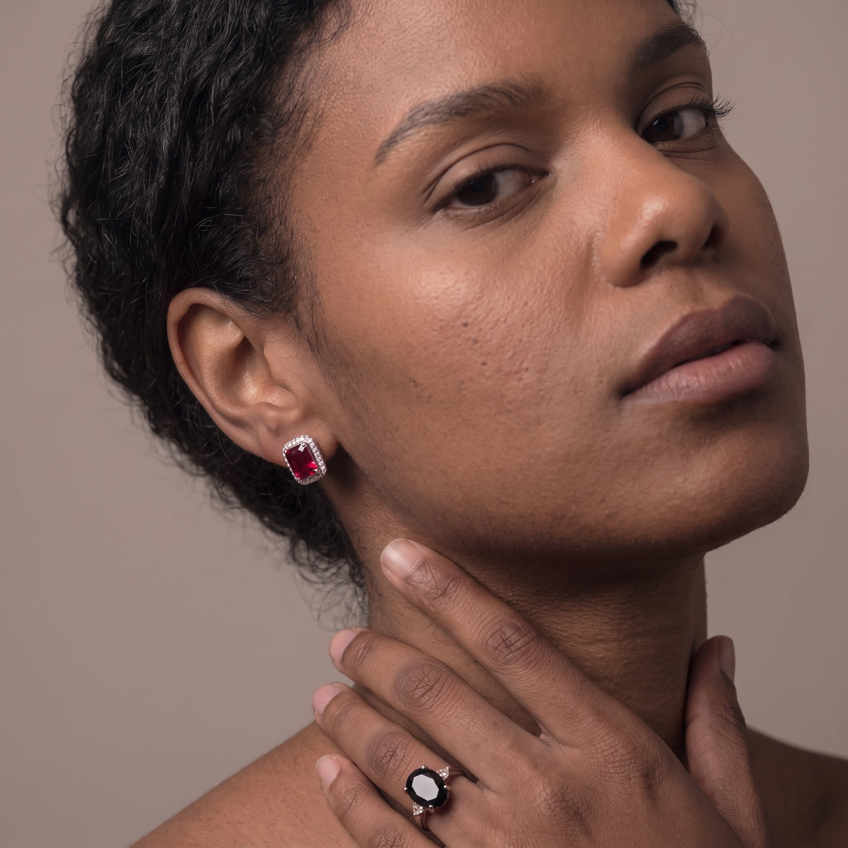 Boucles d'oreilles clous Halo Garnet de Veya