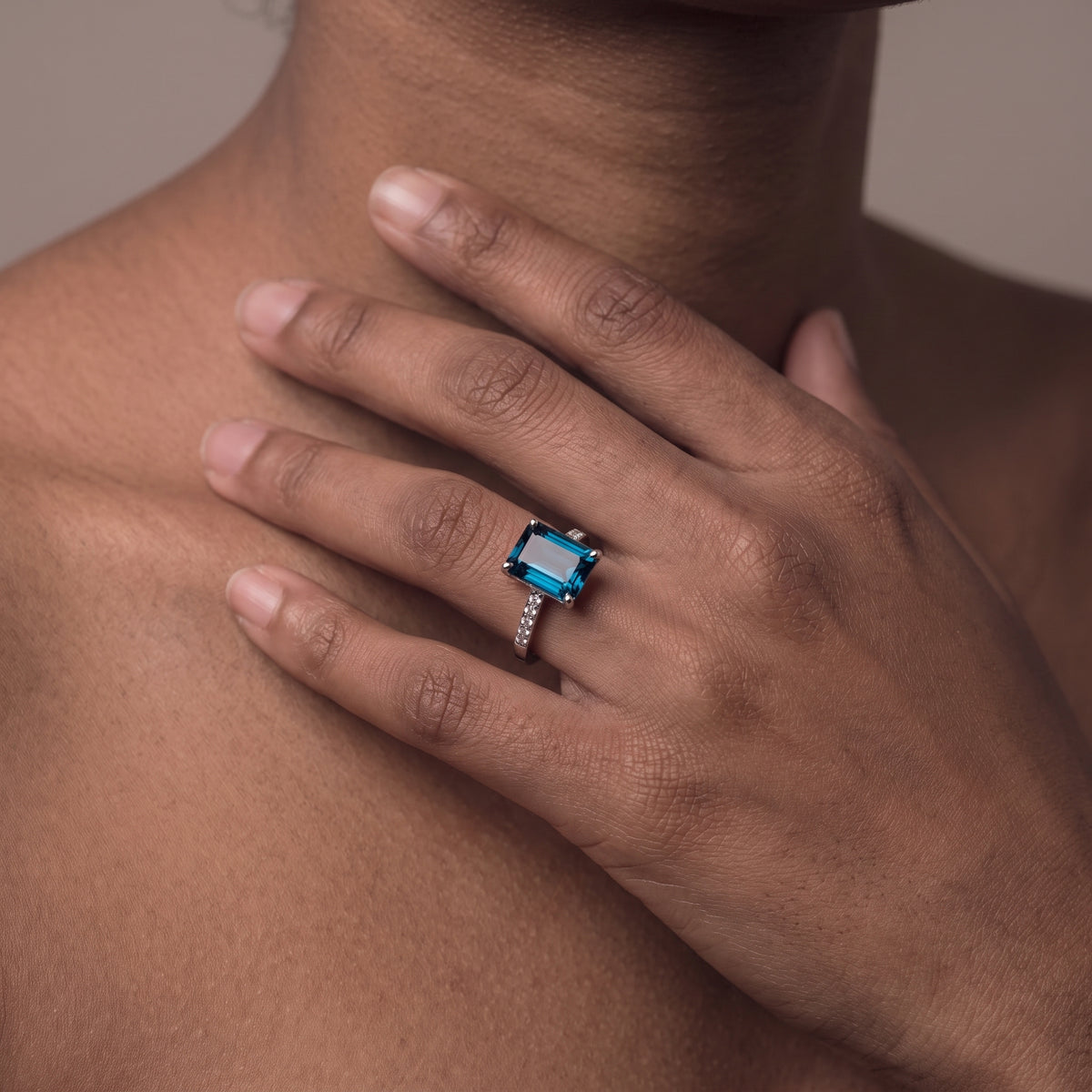 Anillo de compromiso con halo y moissanita azul persa