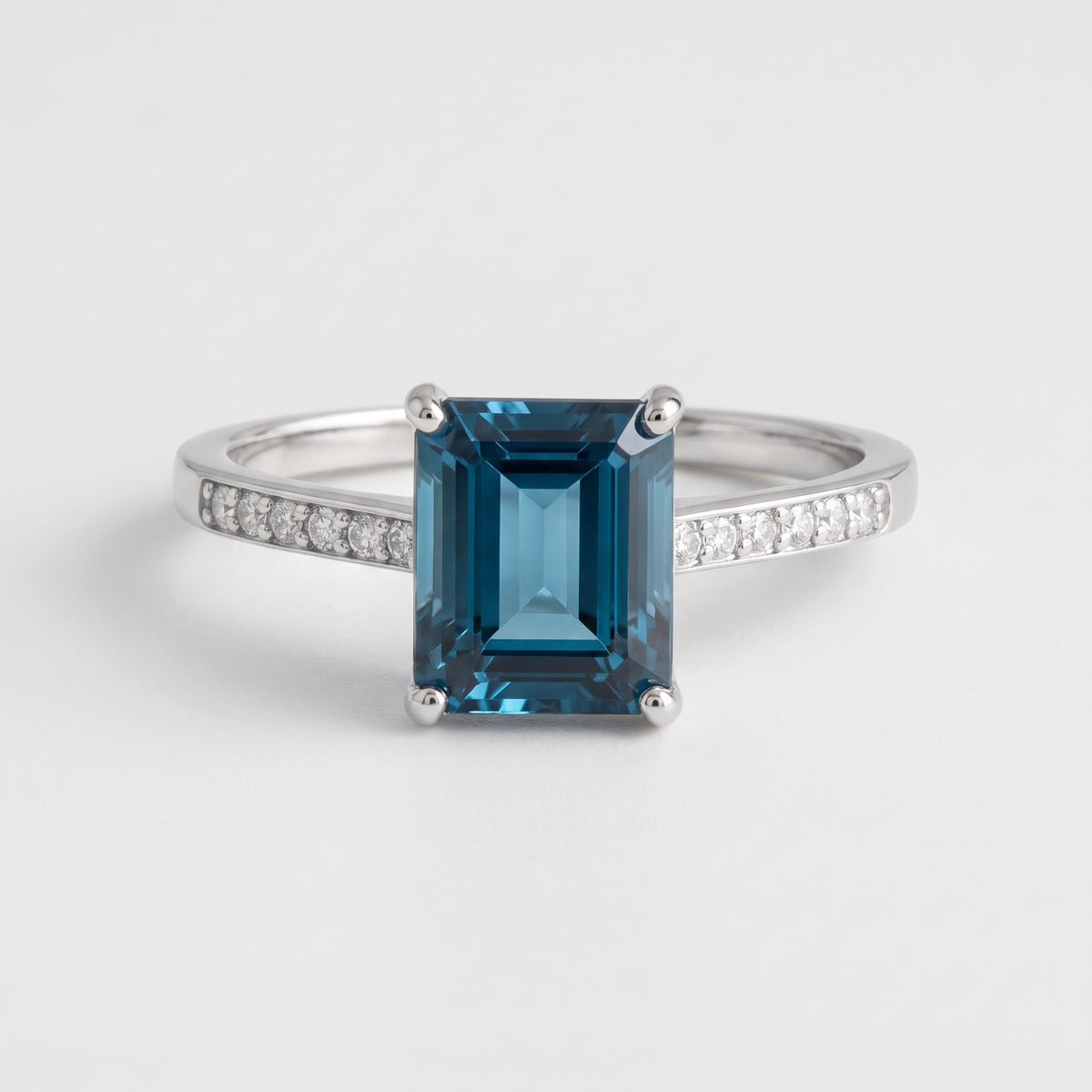 Anillo de compromiso con halo y moissanita azul persa